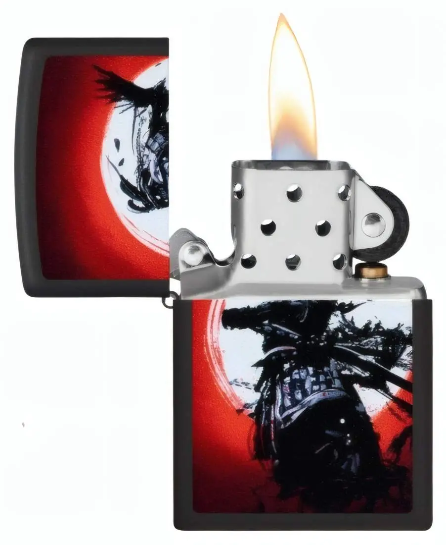Produktbild: Zippo 60007821 Warrior 2 Black Matte mit Samurai-Krieger im Mondlicht offen mit Flamme