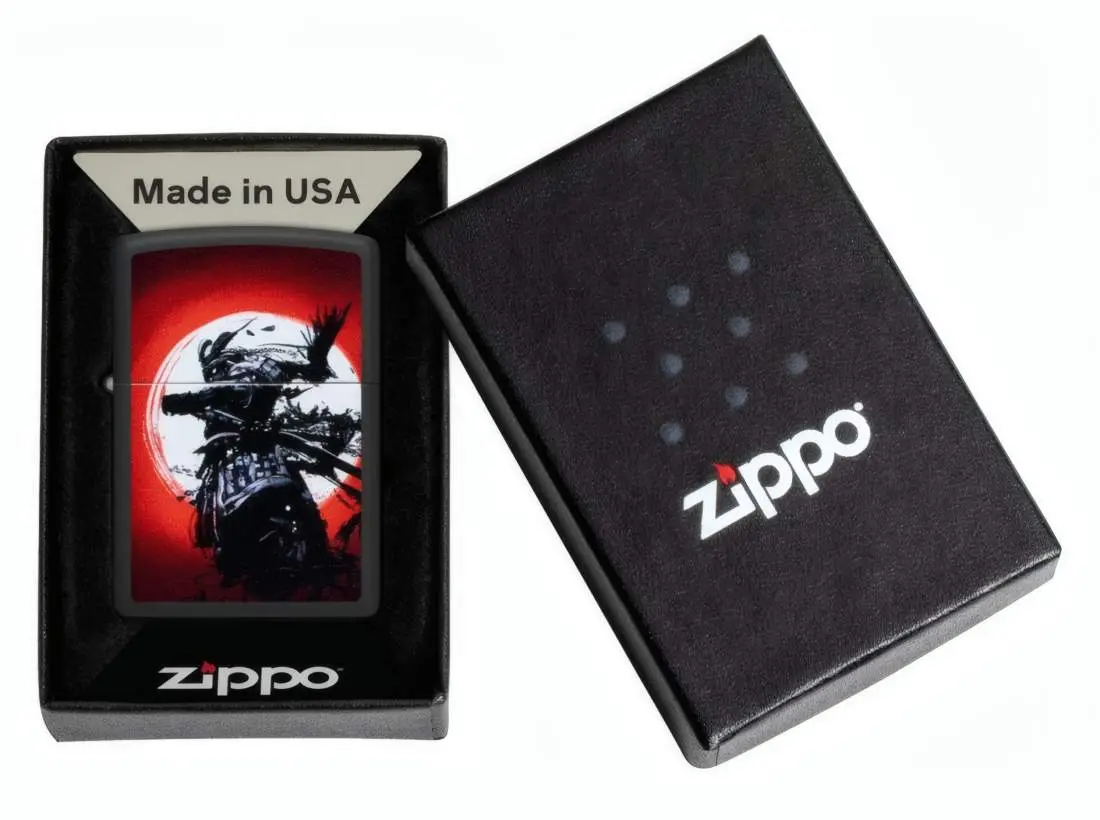 Produktbild: Zippo 60007821 Warrior 2 Black Matte mit Samurai-Krieger im Mondlicht Verpackung