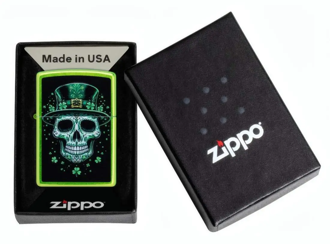 Produktbild: Zippo 60007864 Irish Skull Lurid mit grünem Totenkopf Verpackung