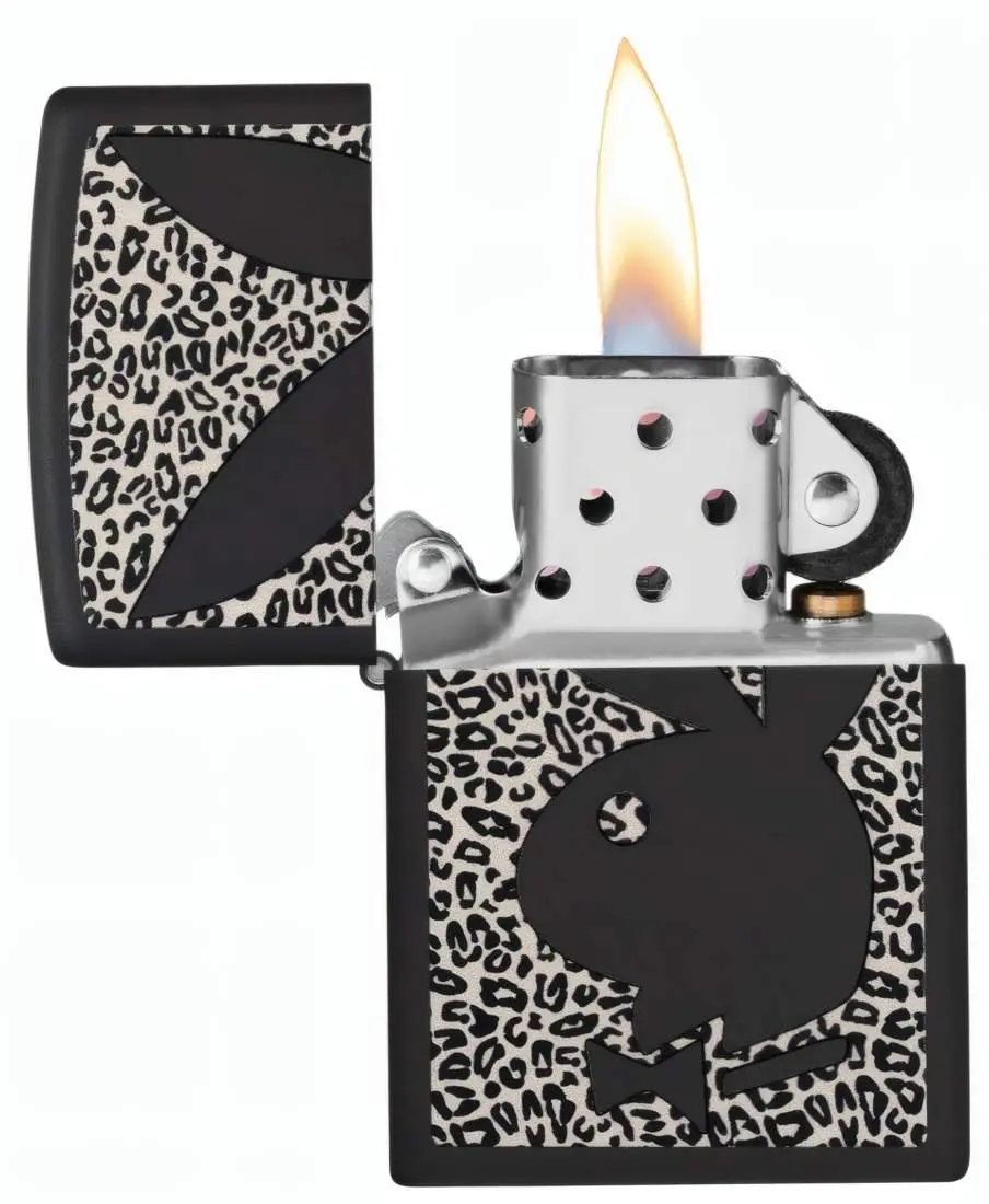 Produktbild: Zippo 60007908 Black Matte Playboy Bunny offen mit Flamme