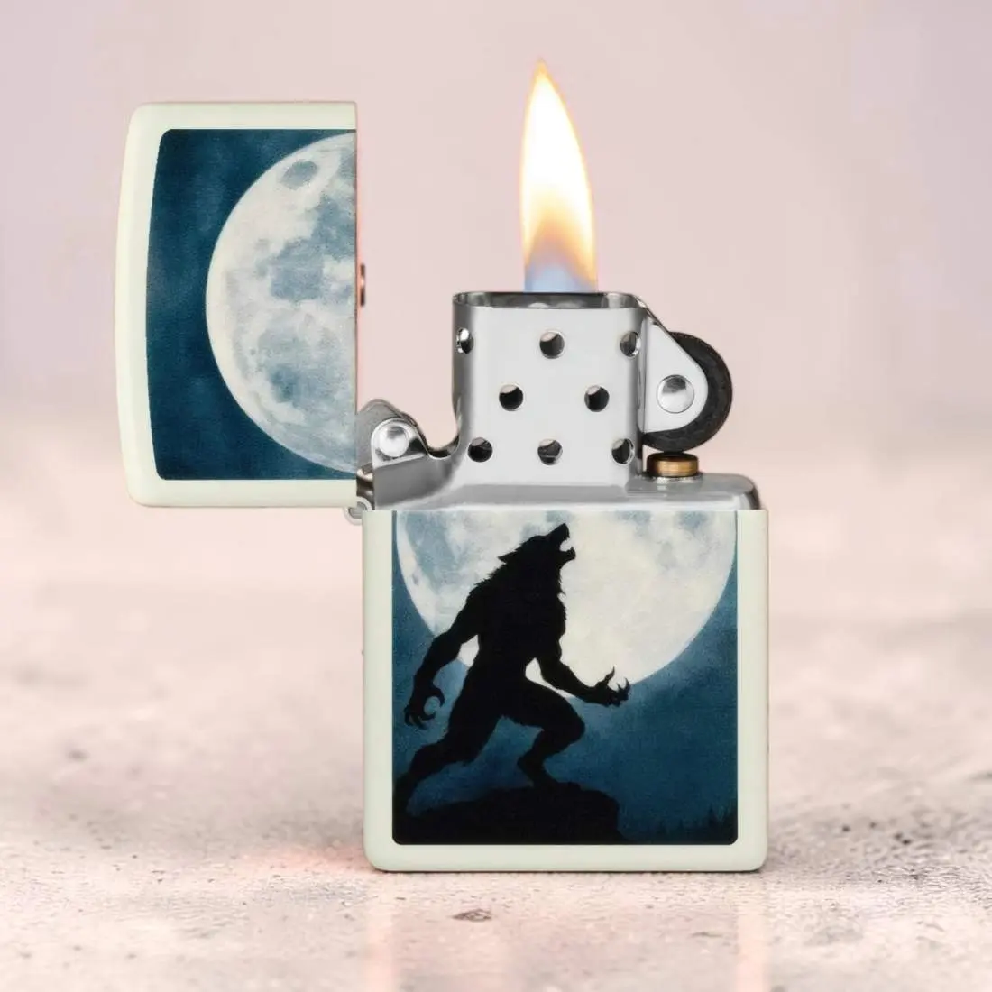 Produktbild: Zippo 60007919 Howling Werewolf Glow-in-the-Dark Green Szene