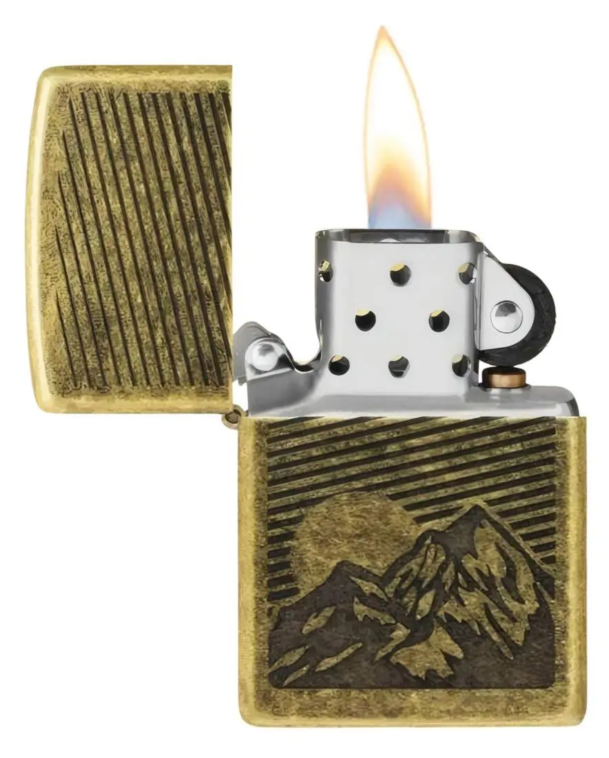 Produktbild: Zippo 60007936 Mountain Antique Brass – gravierte Berge im Lustre-Design offen mit Flamme