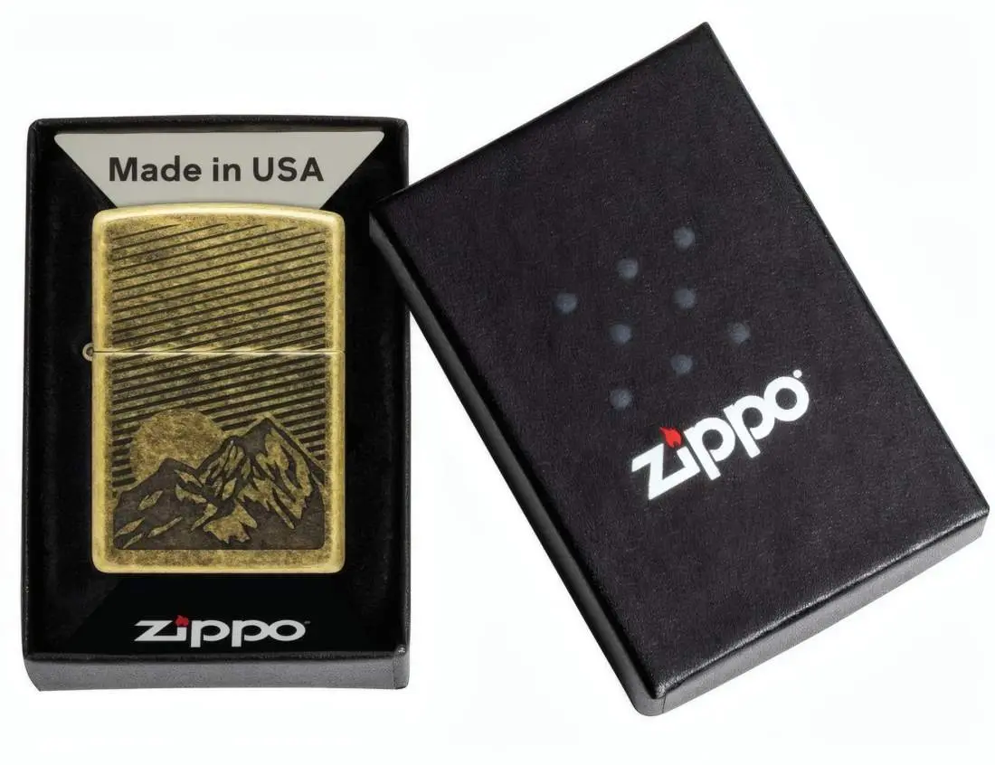 Produktbild: Zippo 60007936 Mountain Antique Brass – gravierte Berge im Lustre-Design Verpackung
