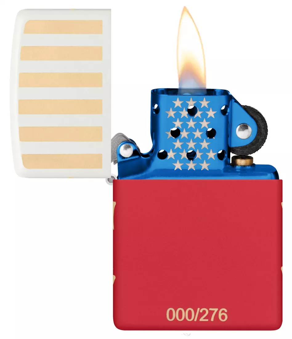 Produktbild: Zippo America’s 250th Anniversary Collectible offen mit Flamme